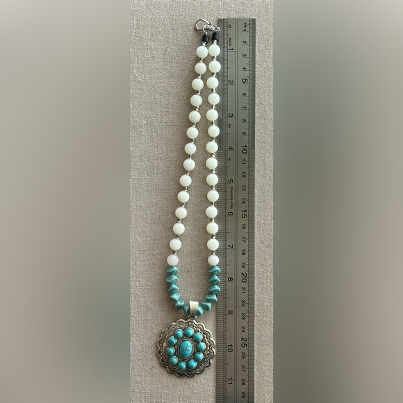 22 inch Faux Turquoise bead necklace NWOT - Picture 8 of 10